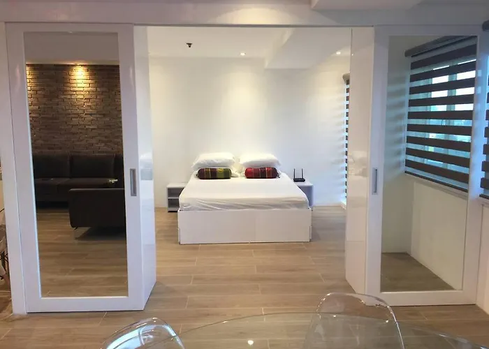 Cozy60sqm 1br Balcony/prking/wifi/ntflix Near Mall Apartment Manila